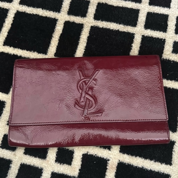 YVES SAINT LAURENT
Purple Textured Patent Leather Belle Du Jour Clutch Bag - Picture 1 of 6